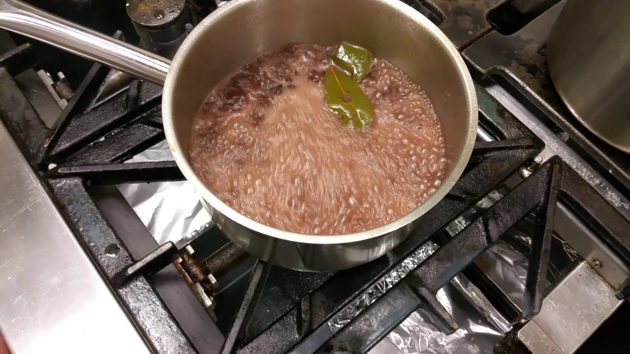 Rode wijnsaus voor een wild gerecht.