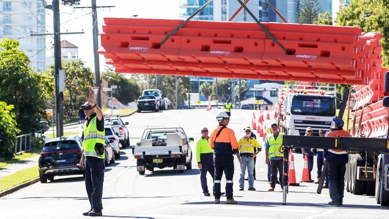 Peak delays and IT problems flare as Qld rolls back border restrictions