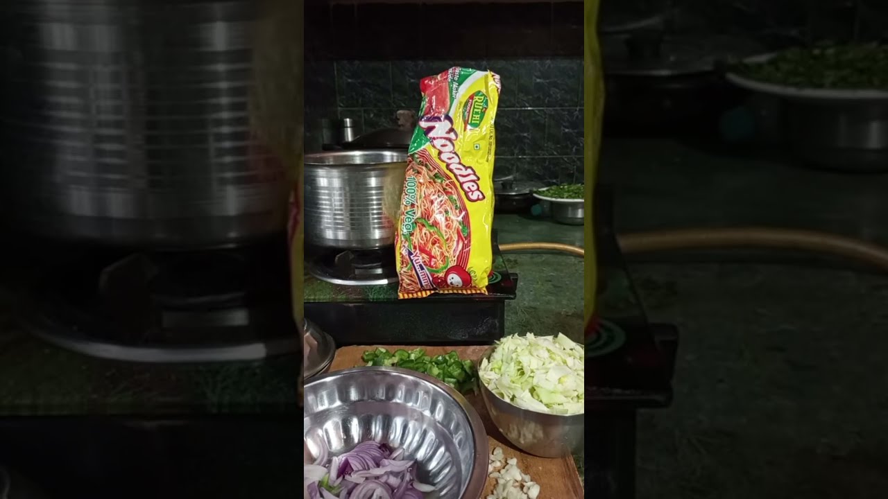 chlo aaj chowmein bnaye 🤤😱 #live #chowmein #streetfood
