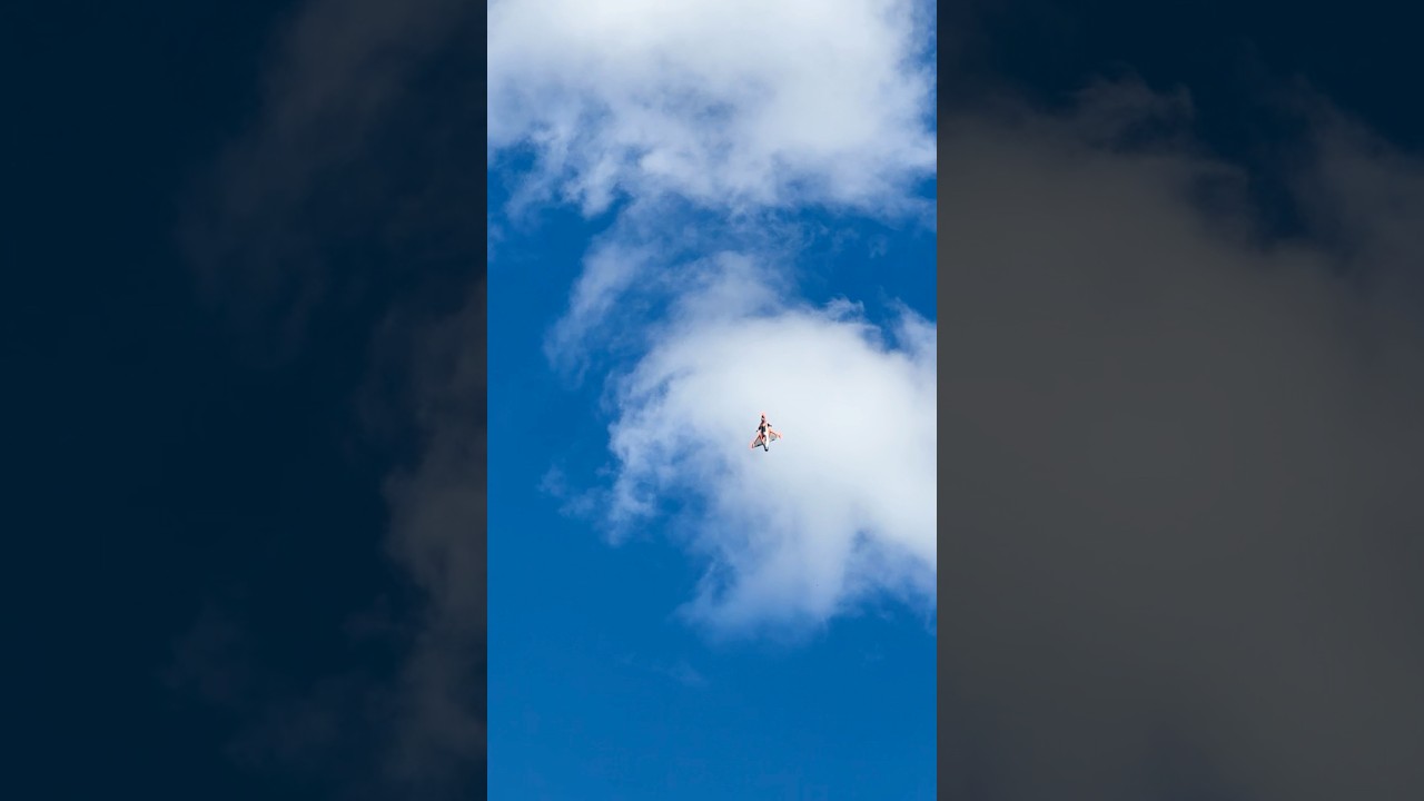 UFO?? Nie, to tylko Jon Bukaty unoszący się nad swoim myśliwcem JetRuler JAS 39 Gripen! #frsky #ufo