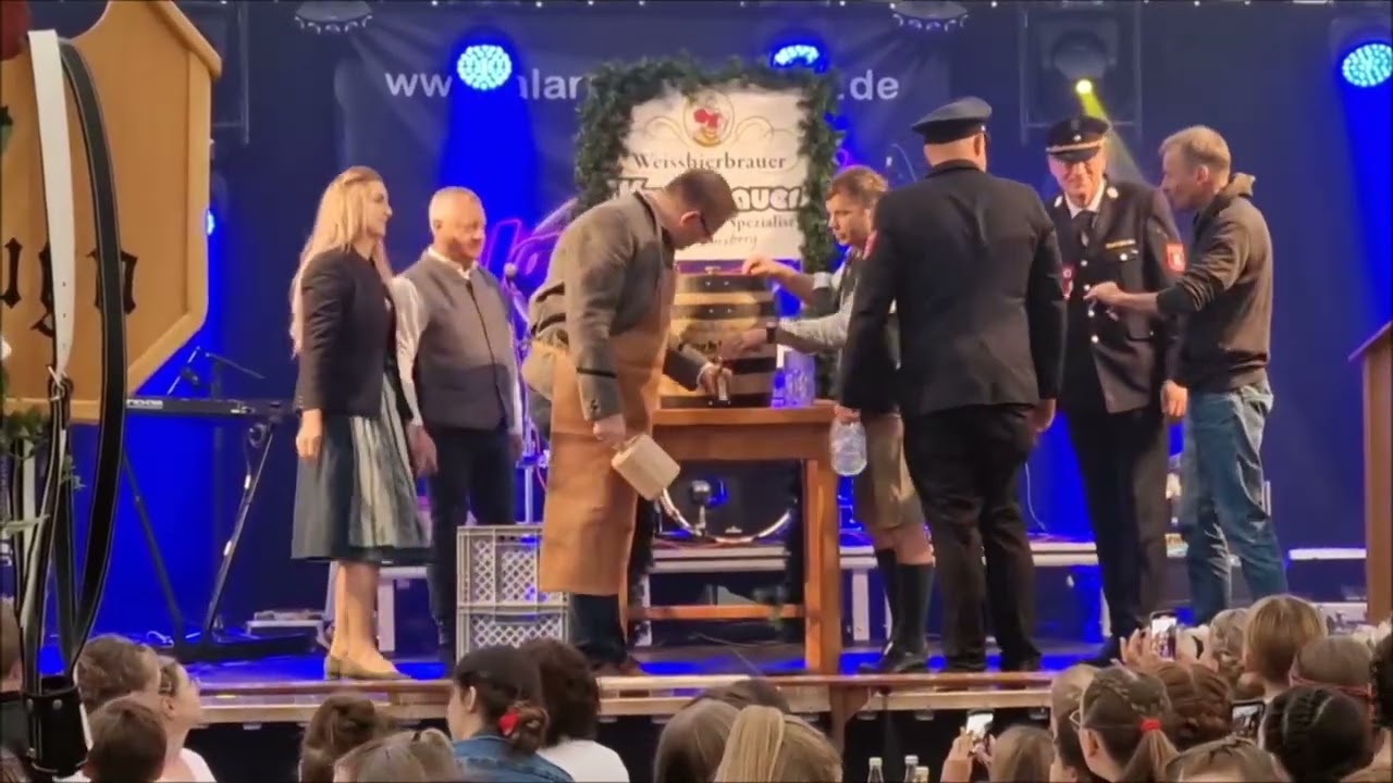 Er&ouml;ffnung mit Bieranstich beim Feuerwehrfest der FF Lengfeld