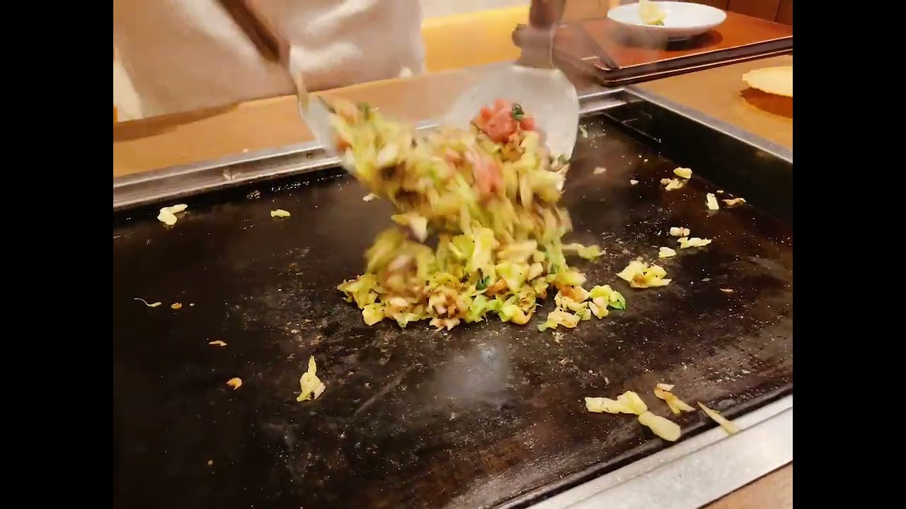 『鉄板居酒屋 鑠鑠 名駅店』でもんじゃ焼きを作ってる映像