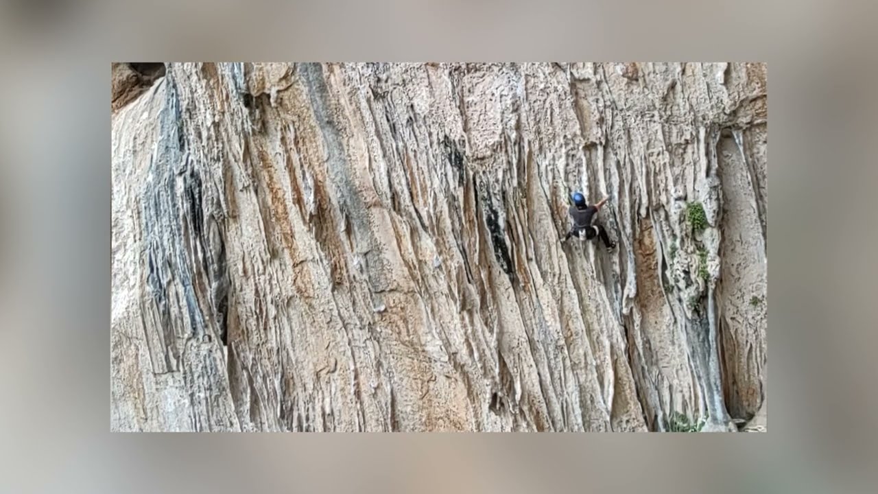 Paranihida (7a+ / 5.12a) at Elona, in Leonidio, Greece