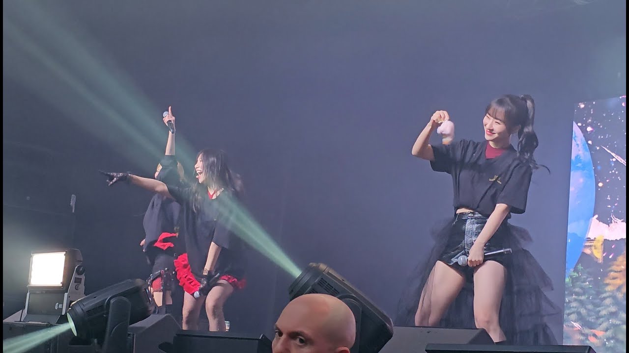 Dreamcatcher 드림캐쳐 @ Zenith in Paris - We are young, Reason | Fancam