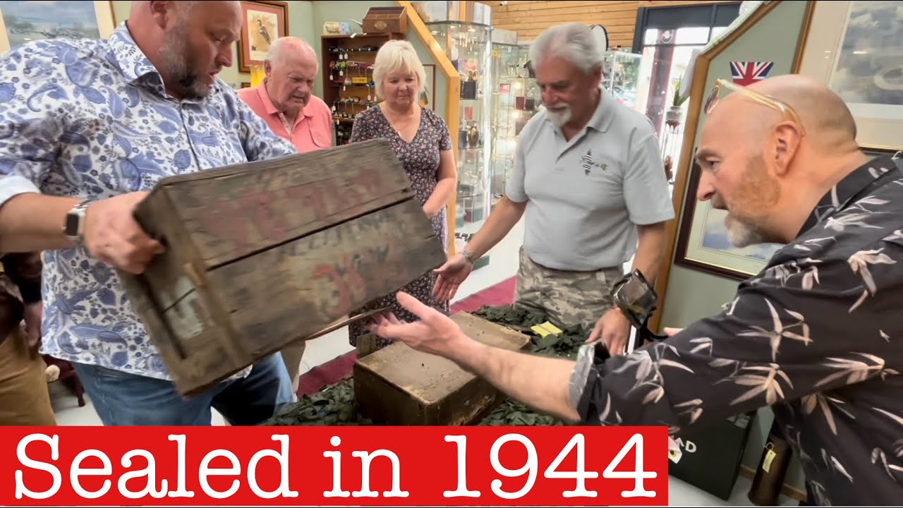 Unboxing a WWII Australian Regiment Military Box
