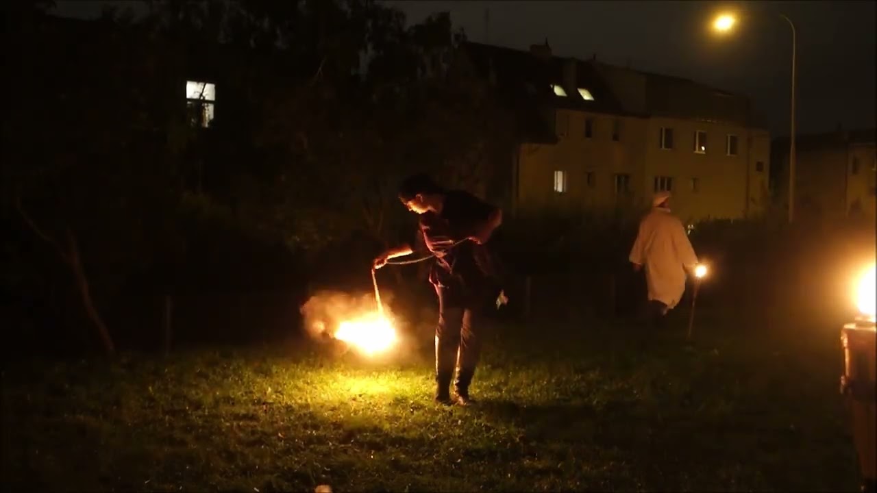 Půlnoční cirkus 2025 - Fireshow Cosmos: 03 poi and rope dart