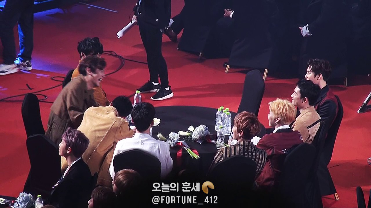 170222 GAON CHART AWARDS SEHUN @ 가온차트 시상식, 갑자기 카메라에 잡혀서 빵터진 세훈이와 형들ㅋㅋ (세훈이 발동동~)