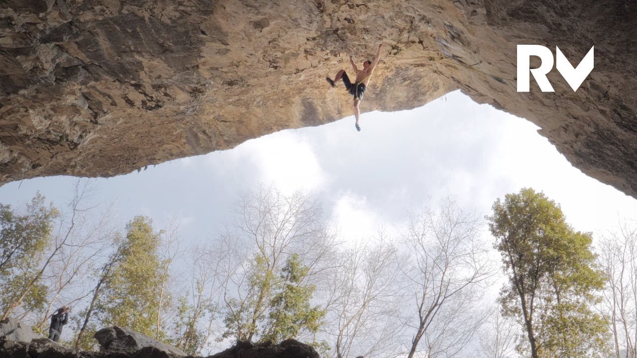 Brut : Adam Ondra dans un 9a+ (FA) à Arco, Italie | Relais Vertical (Bonus)