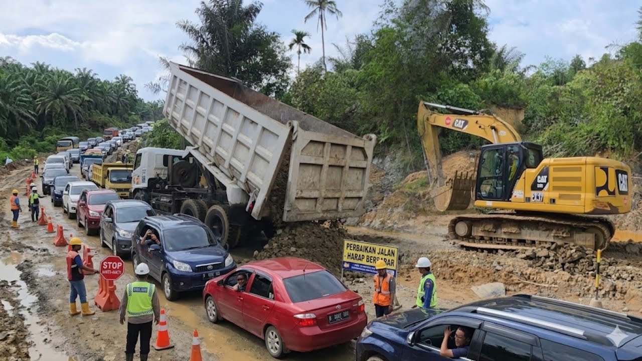 Sempat Terjadi Kemacetan !!! Penimbunan Jalan Rusak Di Jalur Batu Jomba