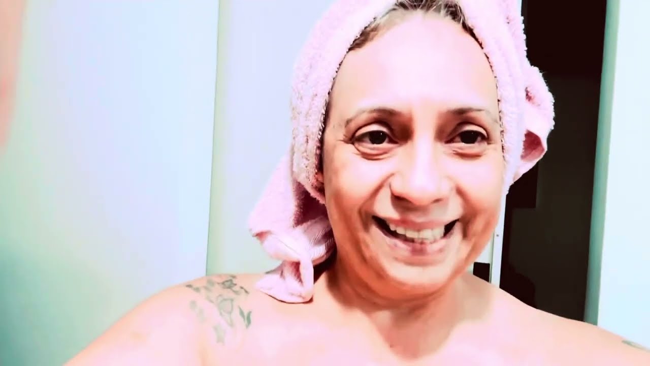 Escova seca e modela os cabelos