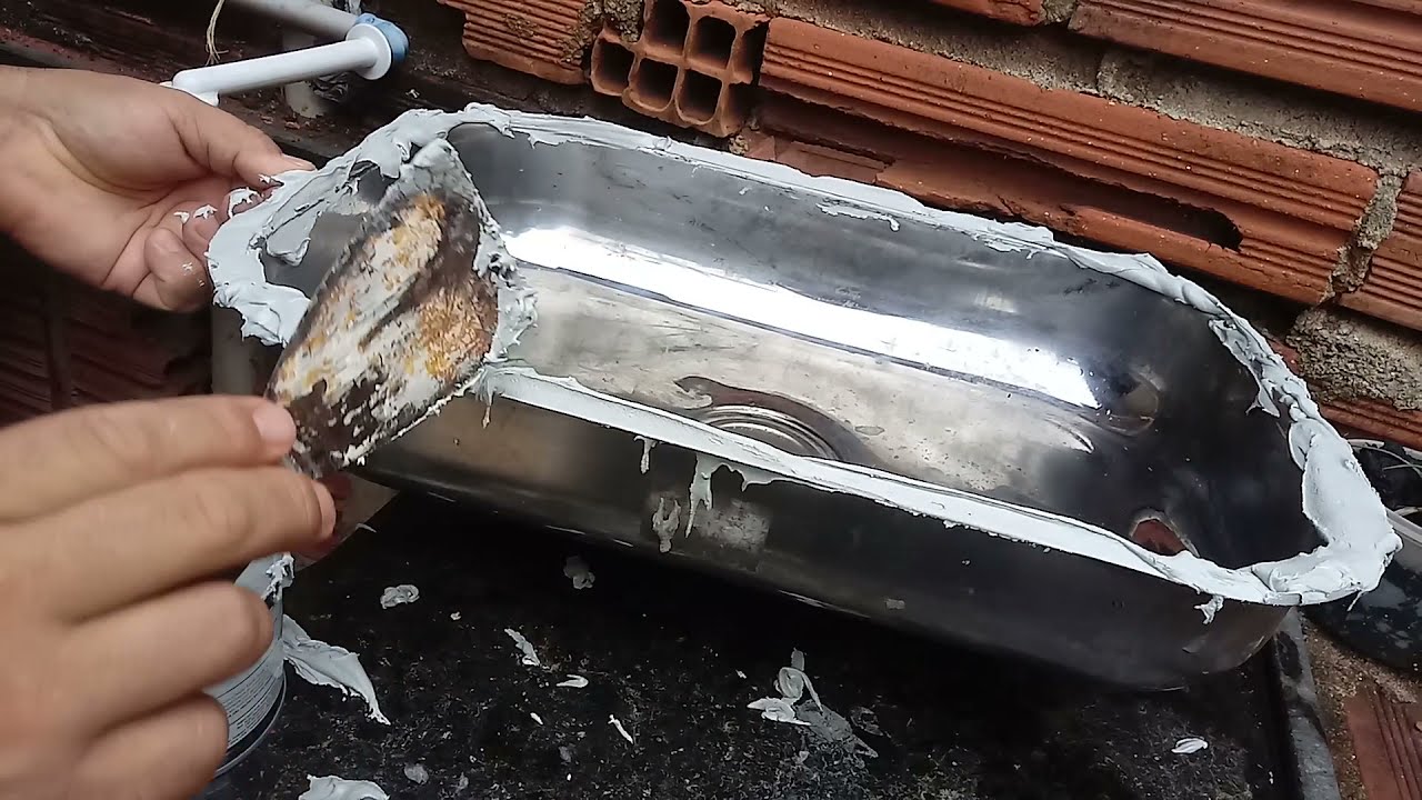 A cuba da pia soltou, conserte você mesmo.