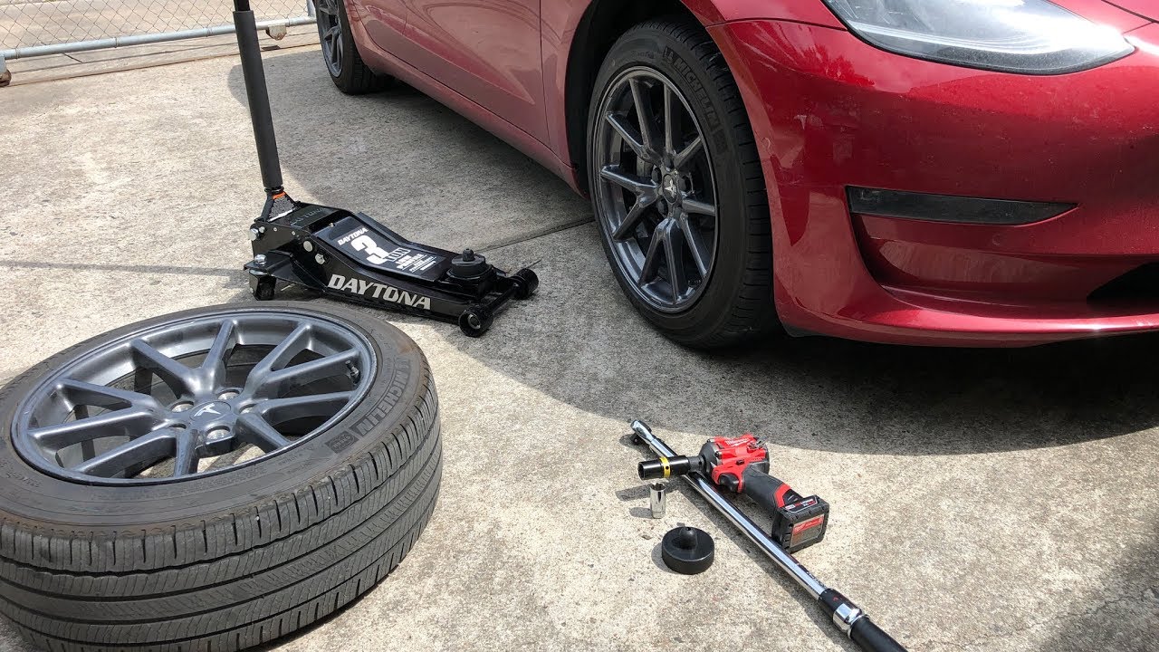 Как поменять колесо на Tesla Model 3