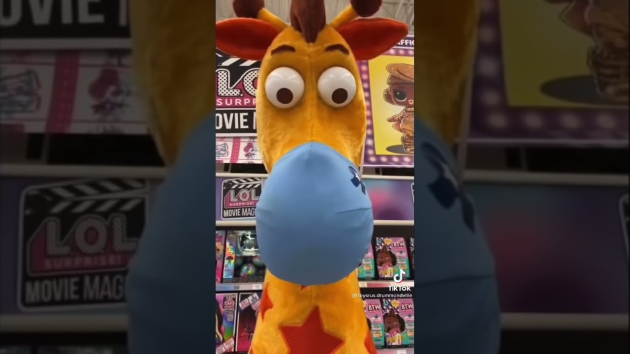 Toys R Us Giraffe doing the little lad dance! @toysrus.drummundville