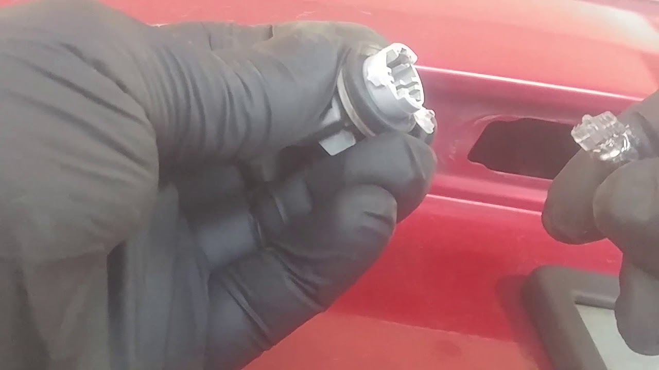 Замена лампы номерного знака Kia Rio Rio5