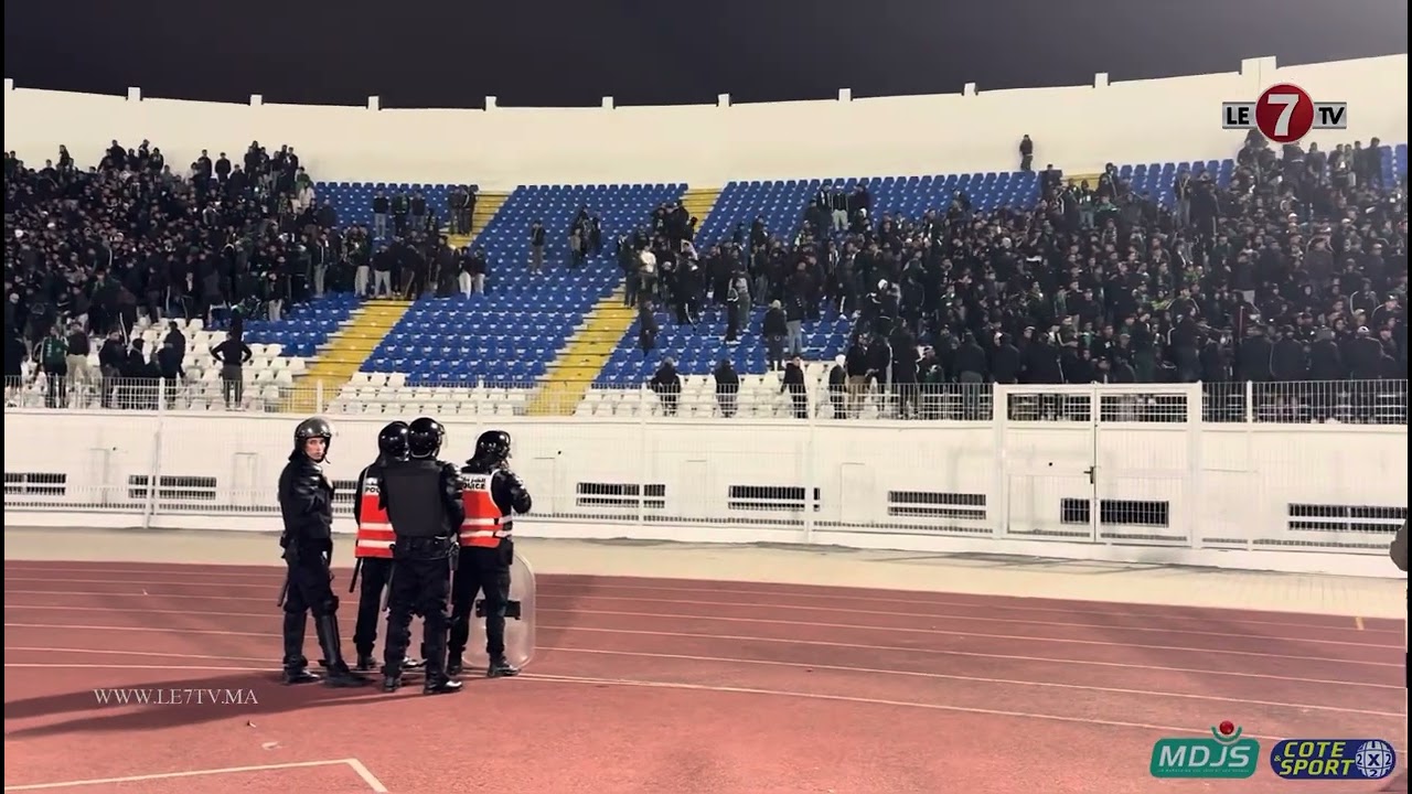 احتـ.جا.جا على تدهور أوضاع الفريق.. جماهير الرجاء تغادر مدرجات العربي الزاولي في مباراة ا.تواركة