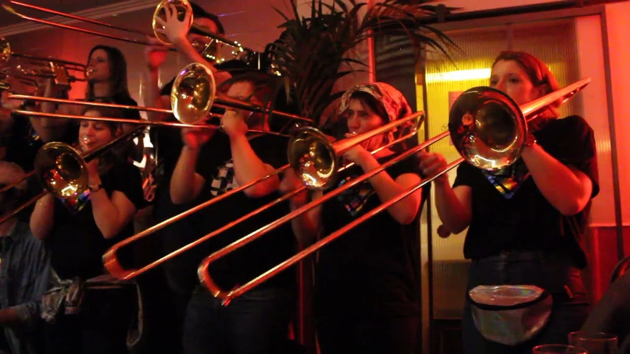 Fanfare Godfingers 'L'Amour et la Violence' aux Ours