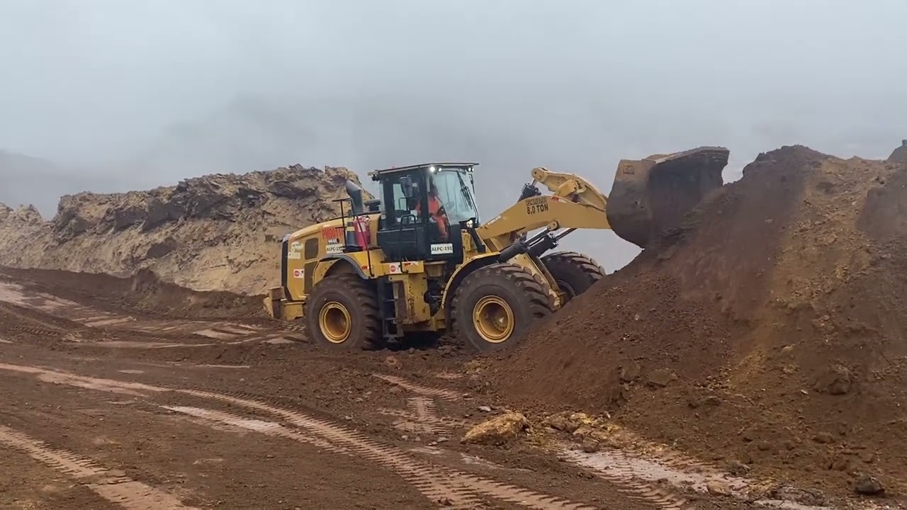 Pá carregadeira CAT 966 abrindo acesso e juntando material para carregamento. Alargando estrada.