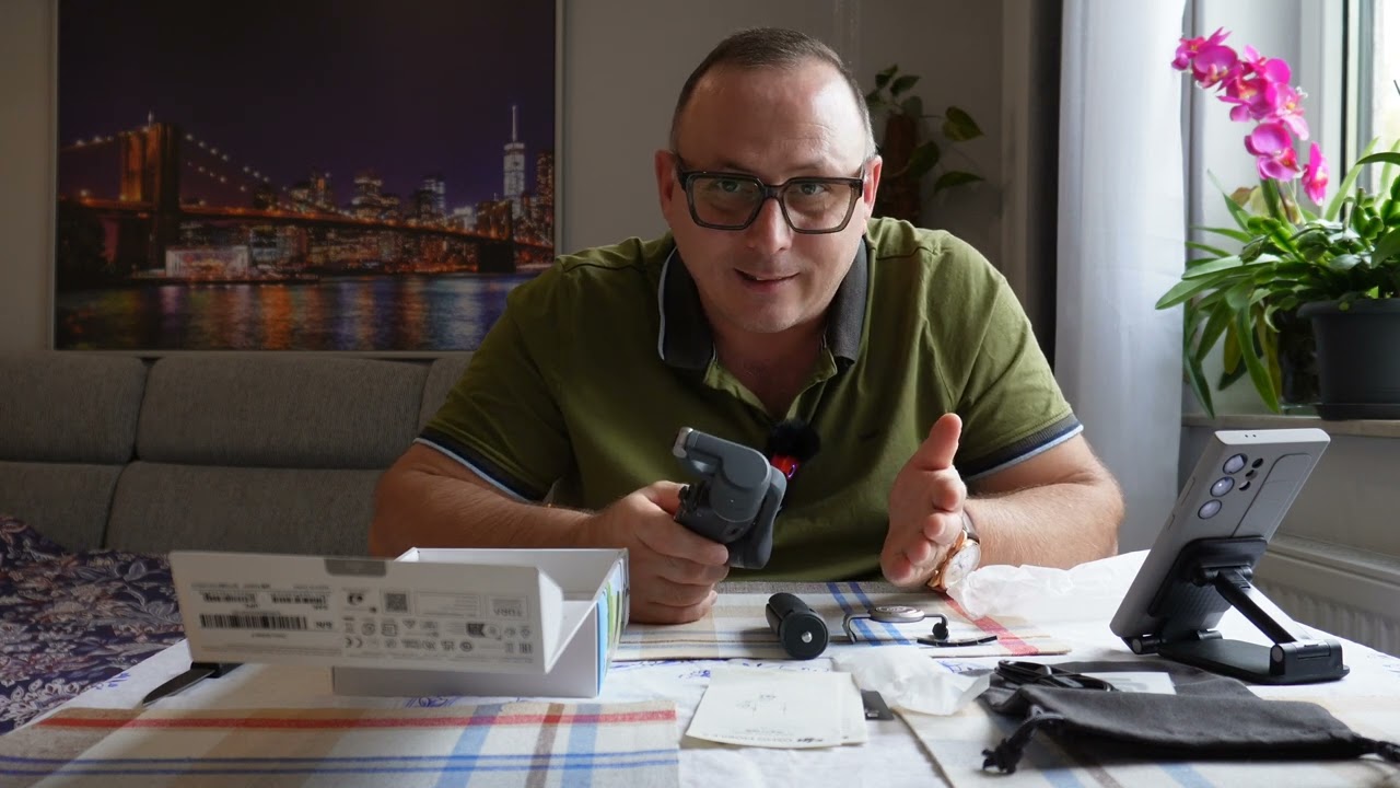 Dji Osmo Mobile 6 unboxing con discorso sul mondo di YouTube.