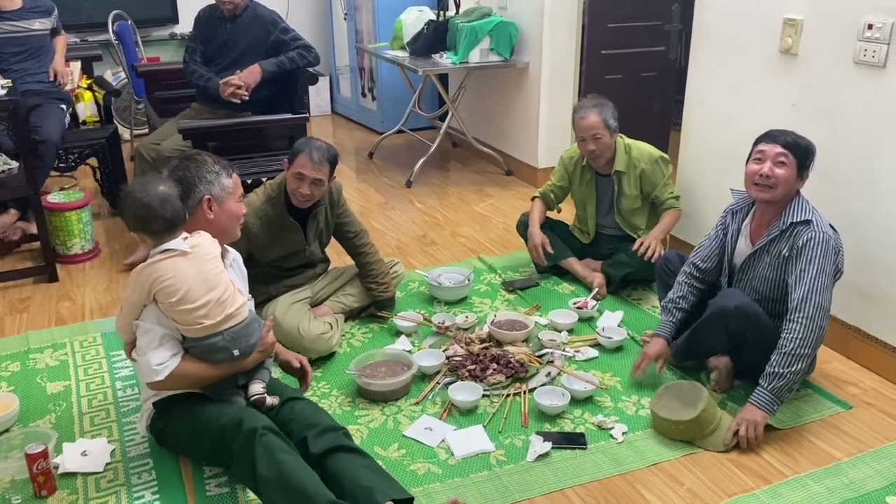 Gia đình anh tổ chức liên hoan tất niên năm Ất tỵ.
