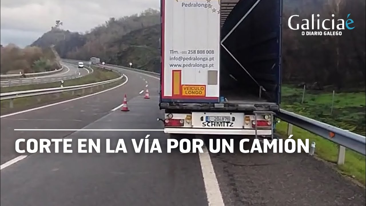 El riesgo de vuelco de un camión obliga a interrumpir la circulación en la A-52