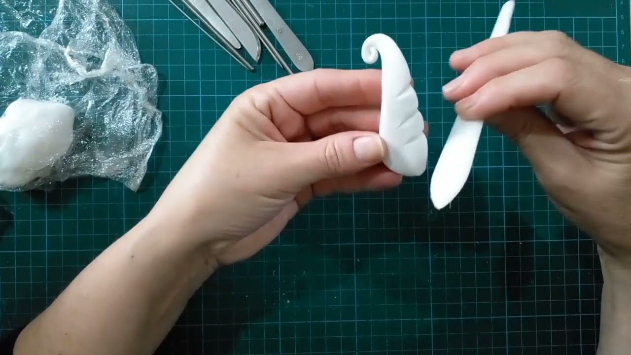 Alitas modeladas en porcelana fria