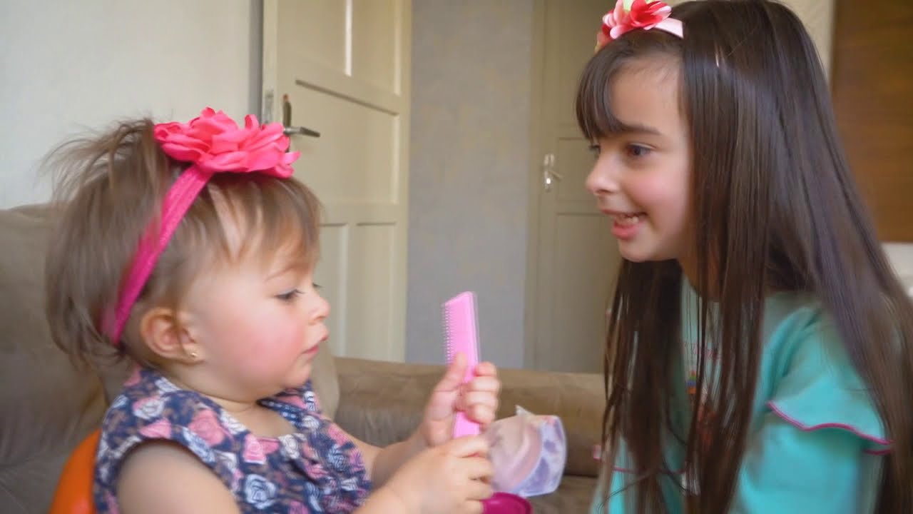 LAURINHA FINGE SER BABÁ POR UM DIA 👶  NOVA BEBÊ REBORN VIROU MENINA LEVADA - Pretend to play nanny!