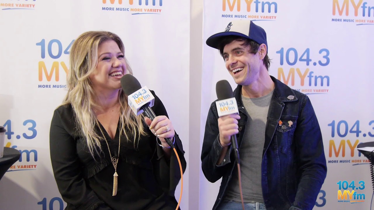 Kelly Clarkson Talks 'The Star,' Misheard Lyrics + More At the 2017 AMAs!