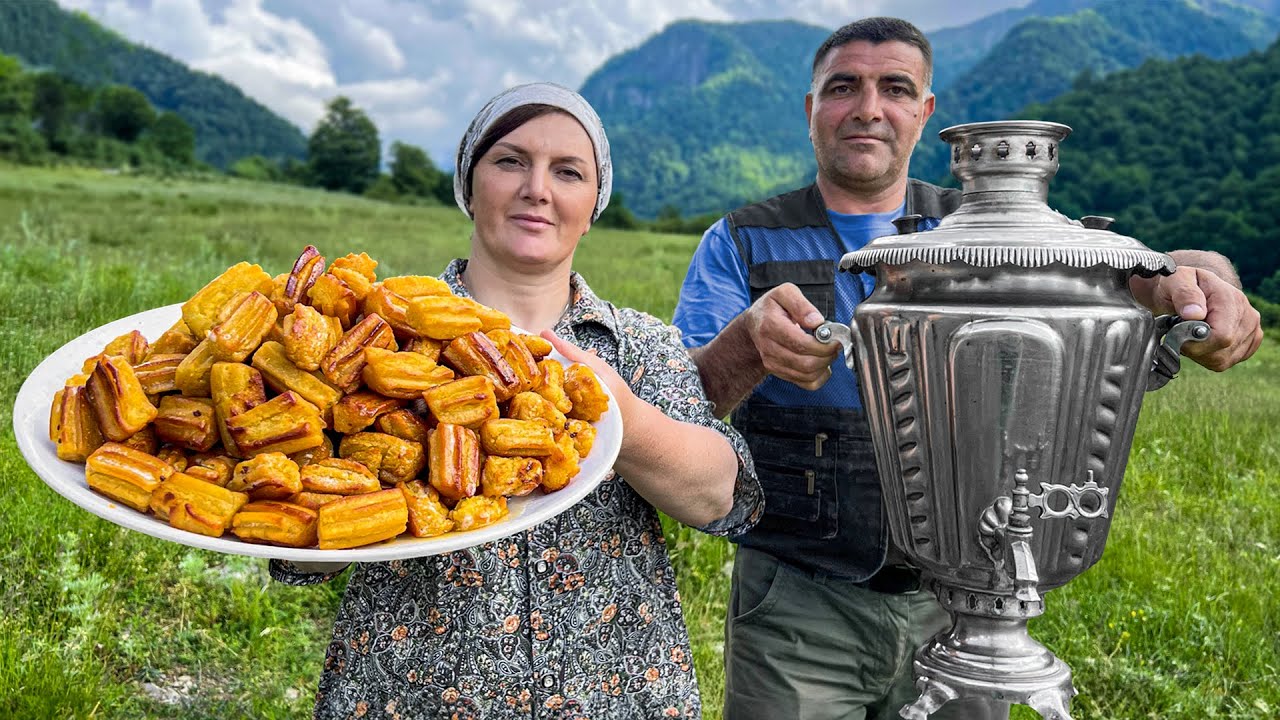 Tradycyjne wiejskie smażone ciastka i herbata z samowaru