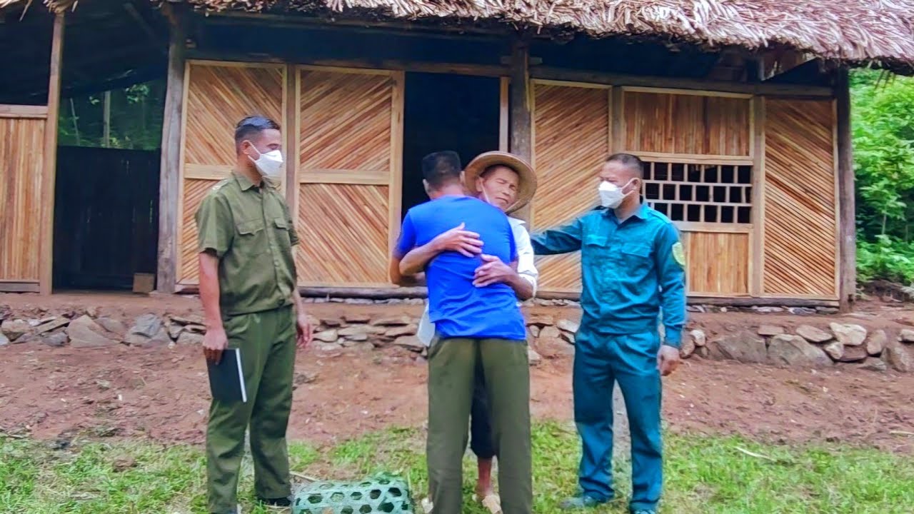 Overflowing happiness: KONG & the police found the single old man. The family reunited