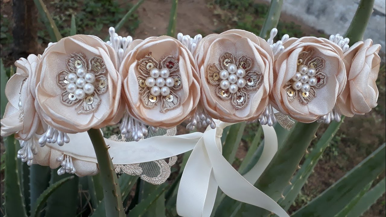 Corona de mini flores de tela