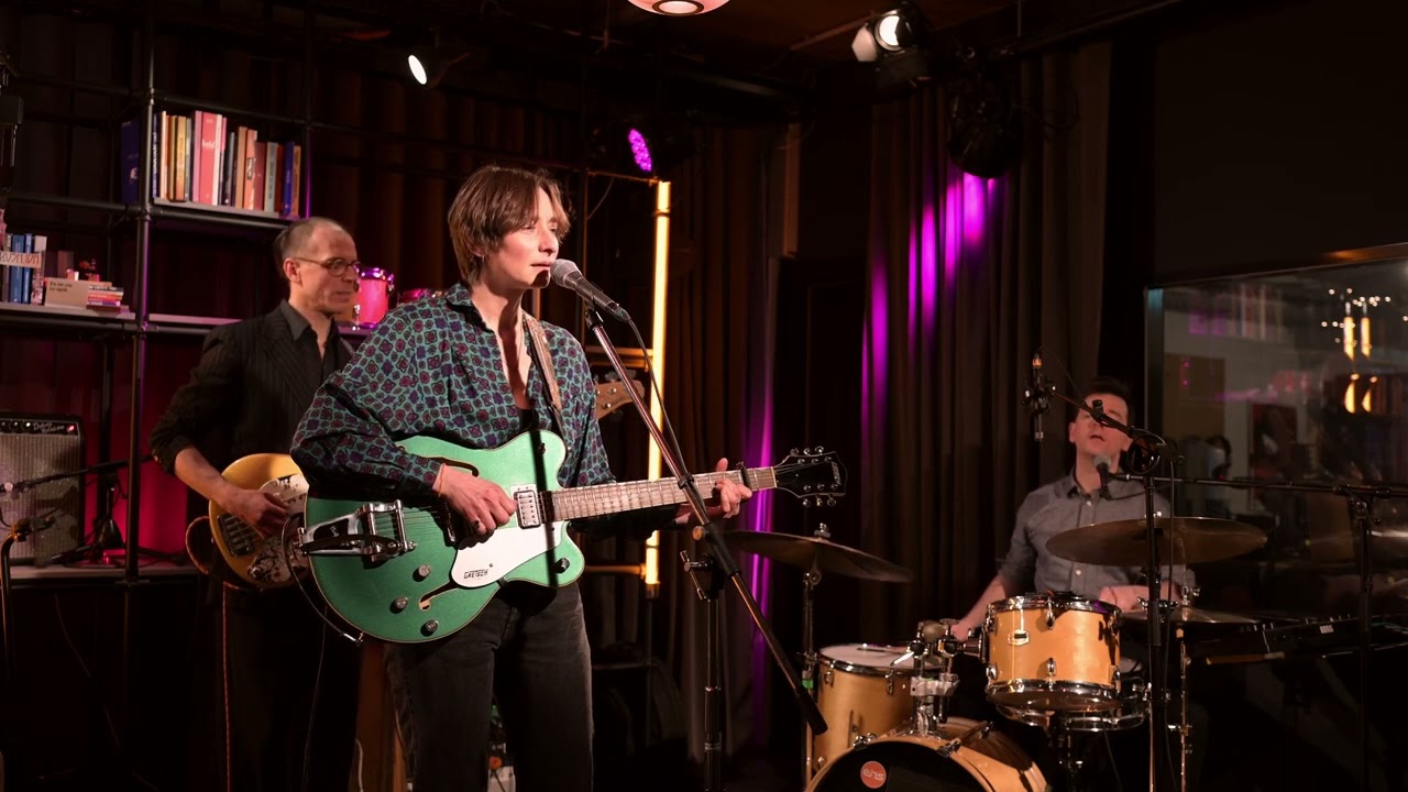 Lisa Akuah & The Dancing Trees 