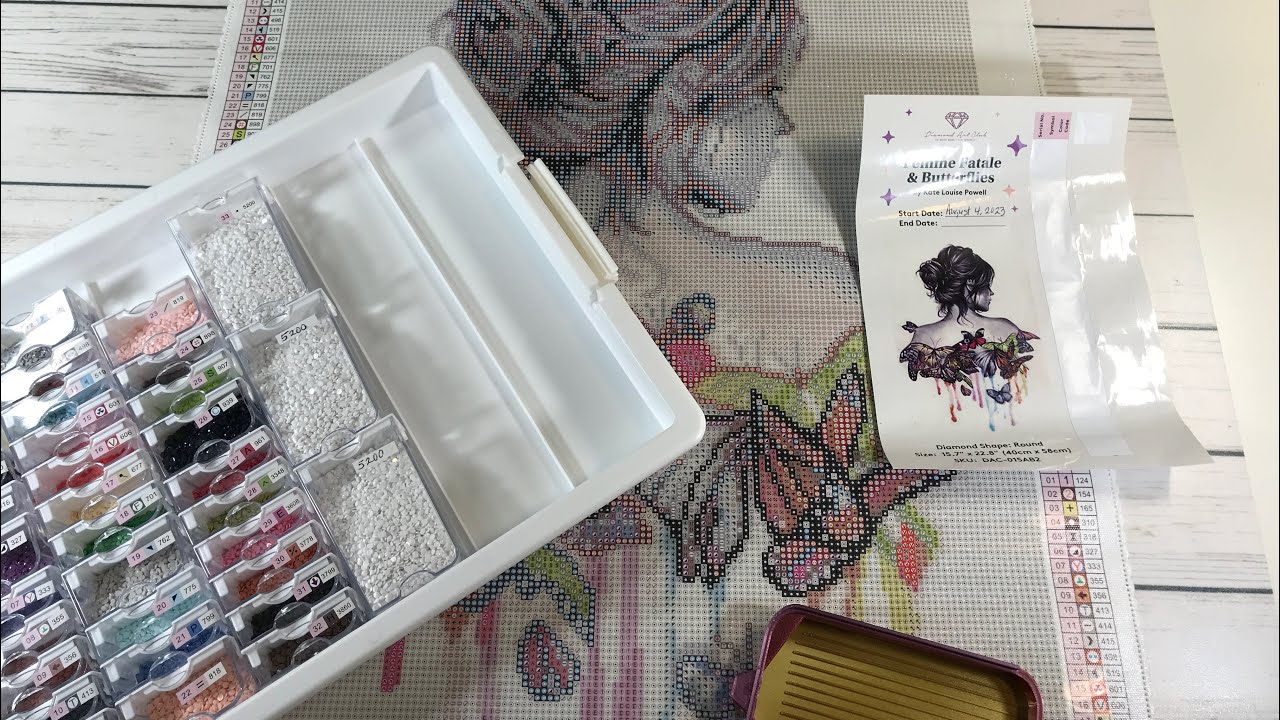 Diamond Painting Kitting Up - Diamond Art Club - Femme Fatale & Butterflies