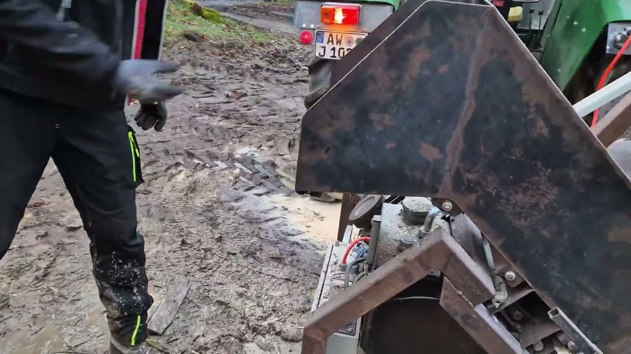 Frisches Buchenholz mit Eigenbau  Sägeautomat in Woodbag schneiden