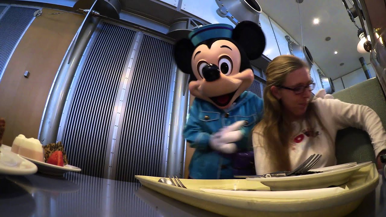Meeting Mickey and Minnie Mouse at Horizon Bay at Tokyo Disney Sea