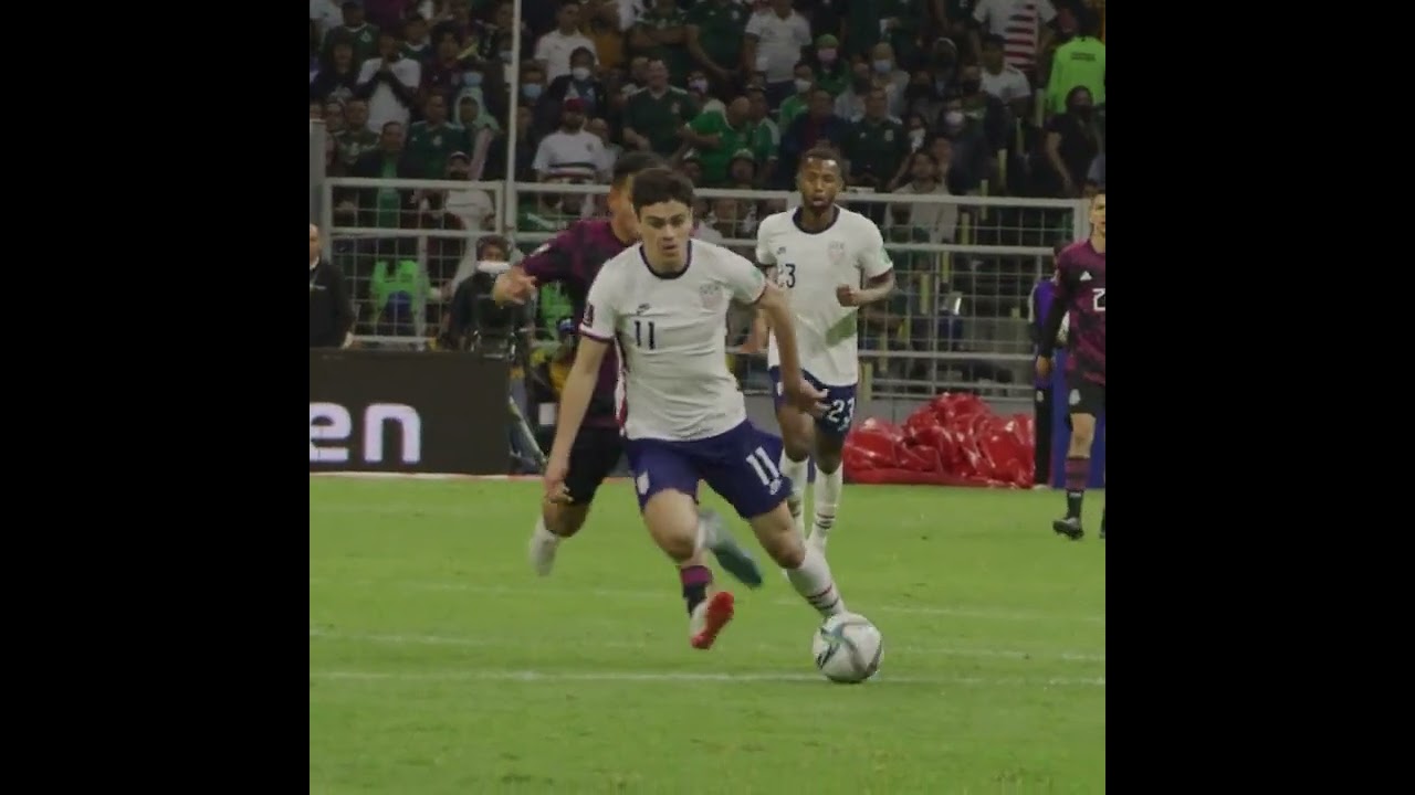 Gio Reyna dribbles Mexico