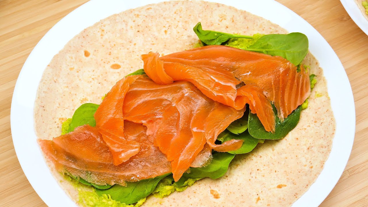Простой и вкусный рецепт обертывания! Авокадо, яйца, лосось, шпинат и овощи!