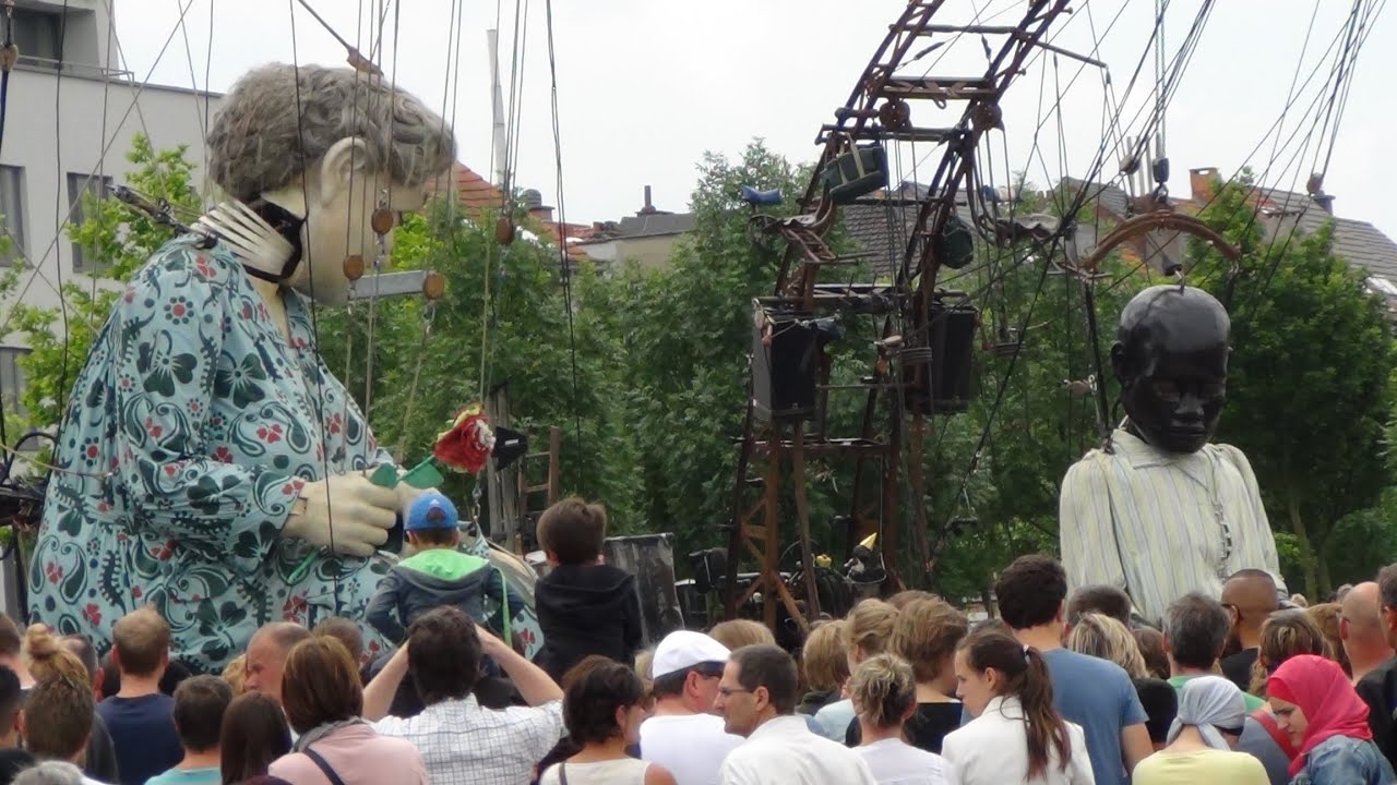 Giant marionettes from Royal de LuxeGiant  (Oma Reus en kleine zwarte Reus) in Antwerpen 21-06-2015
