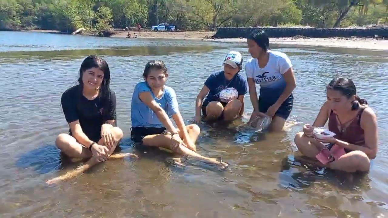 Dándonos un baño en la playa san Juan el salvador. 