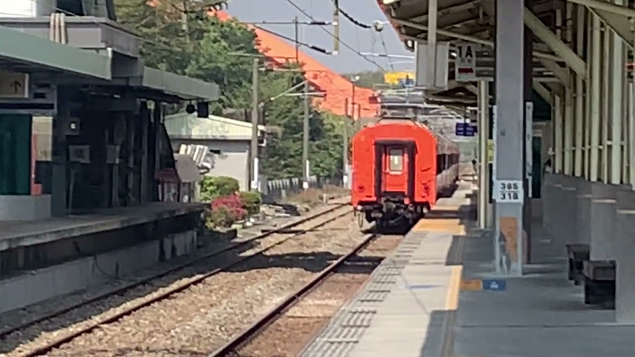 TR E500型莒光號保安站1A月台通過，交會優化EMU500型優化區間車1B月台停車