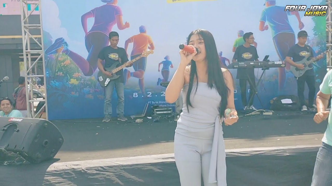 HAPPY - Gina Winata | Four Jaya Music Live in Alun Alun Jember 