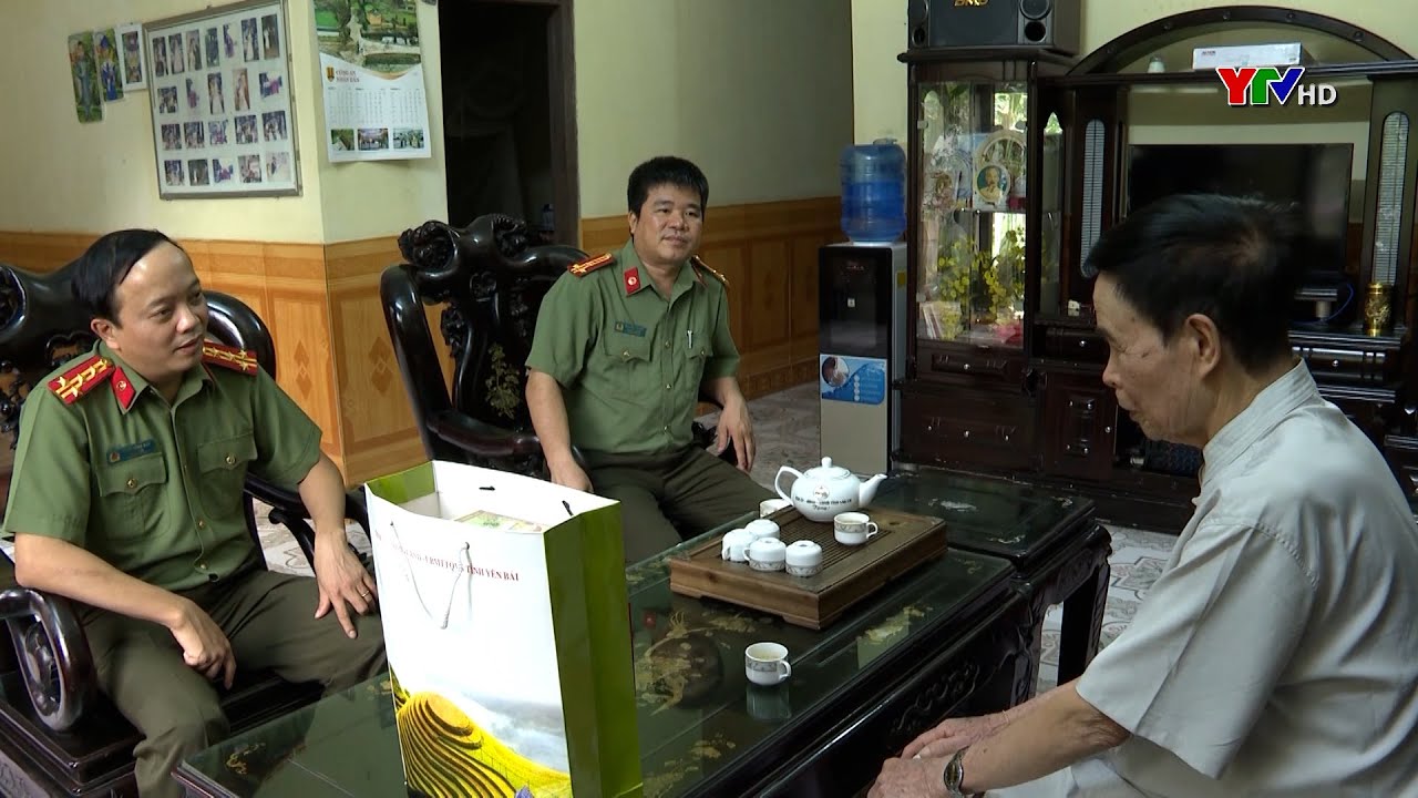 Đại tá Đặng Hồng Đức – Giám đốc Công an tỉnh thăm, tặng quà nguyên Giám đốc Công an tỉnh Yên Bái