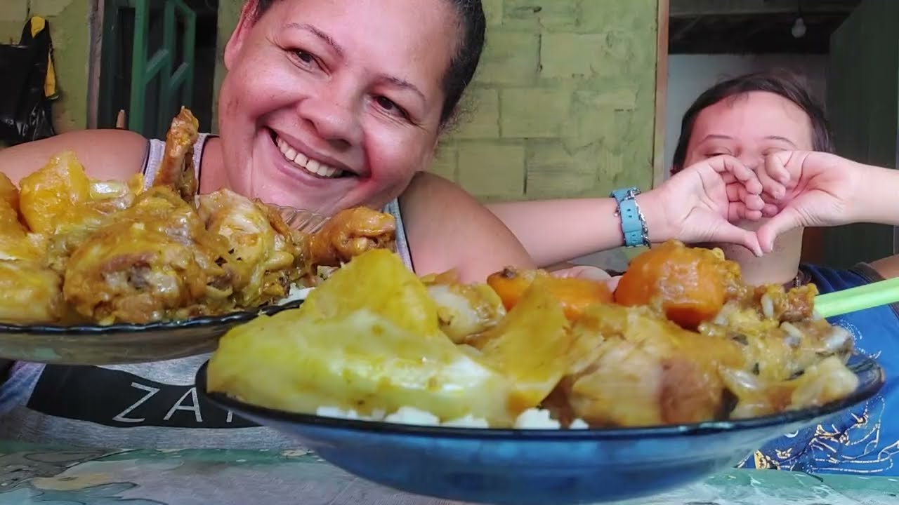 COMENDO GALINHA COM VERDURAS ARROZ FARINHA E MOLHO DE PIMENTA MALAGUETA 