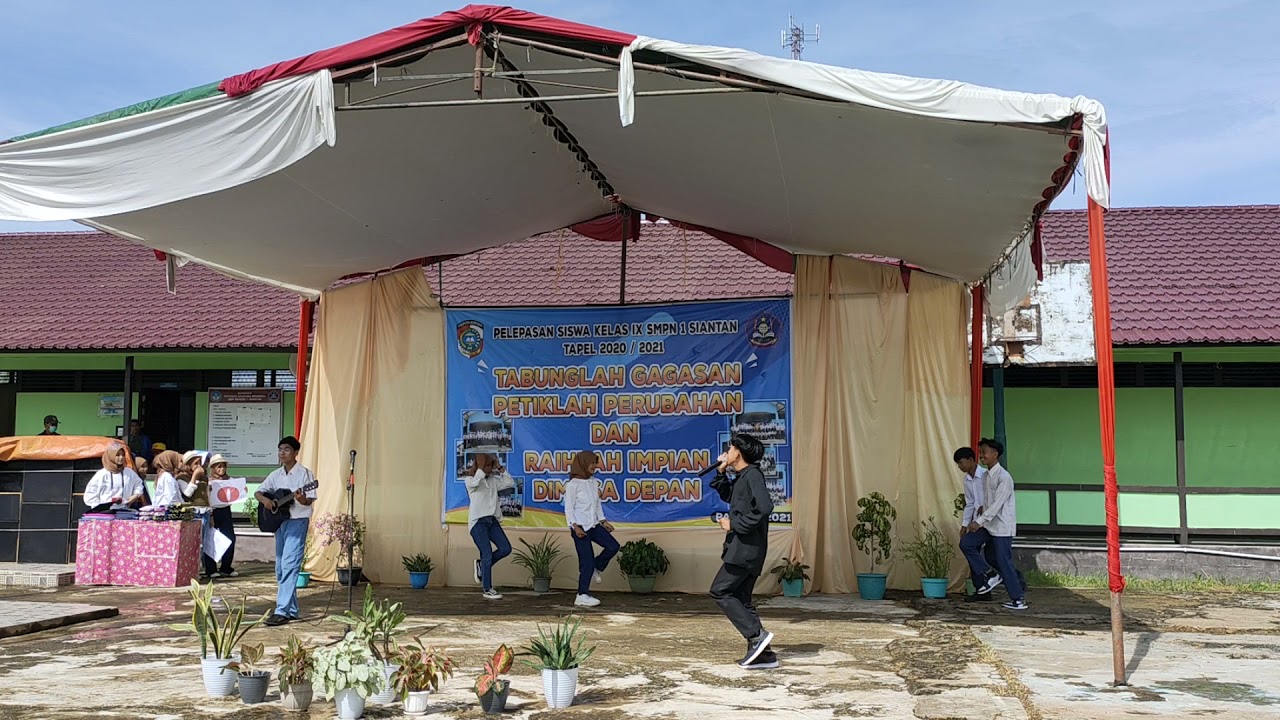 PENAMPILAN KELAS 9F (DRAMA MUSIKAL) CATATAN AKHIR SEKOLAH