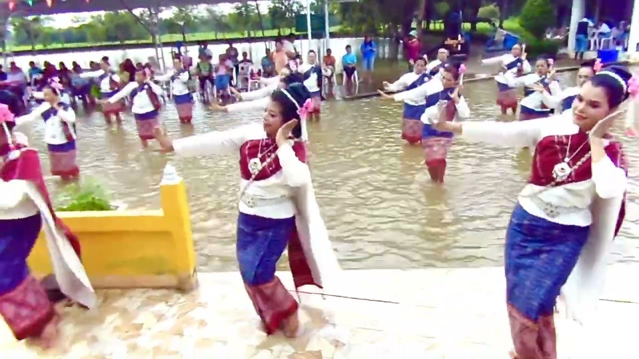 รำบวงสรวงศาลปู่ตาวันที่น้ำท่วมหมู่บ้านที่ขอนแก่น