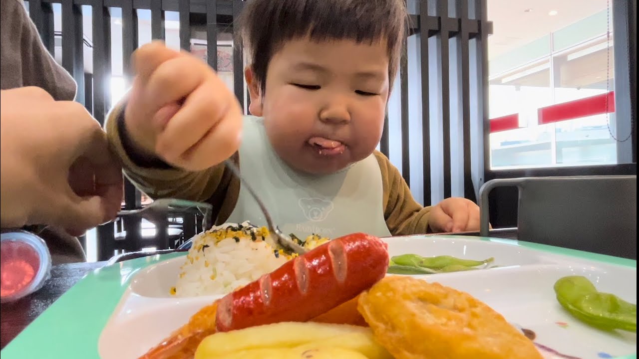 【2歳５ヶ月】桝元で食べるりっくん［2 years and 5 months old] Rikkun eating at Masumoto's side.