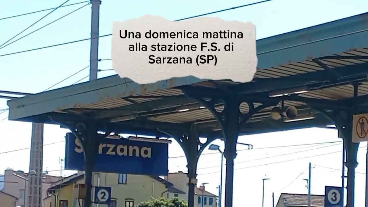 Un paio di transiti e fermate in una mattinata domenicale alla Stazione ferroviaria di Sarzana