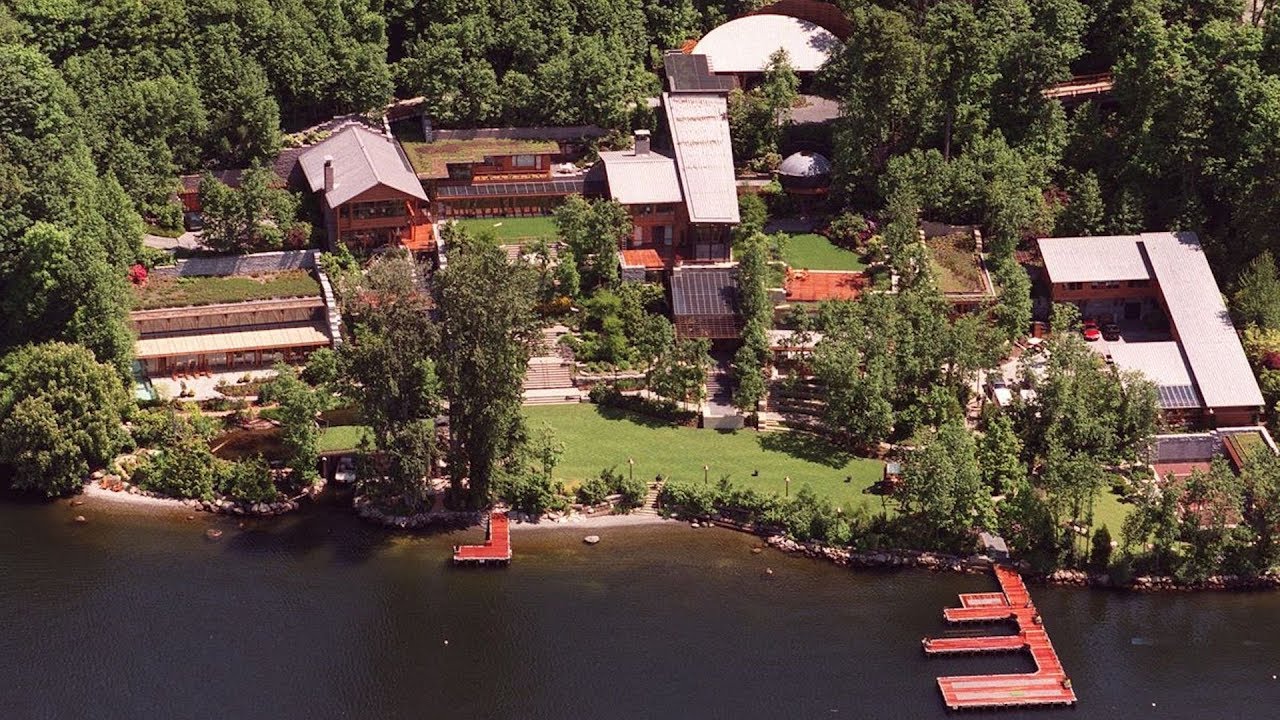 Cruising By Bill Gates House In Lake Washington
