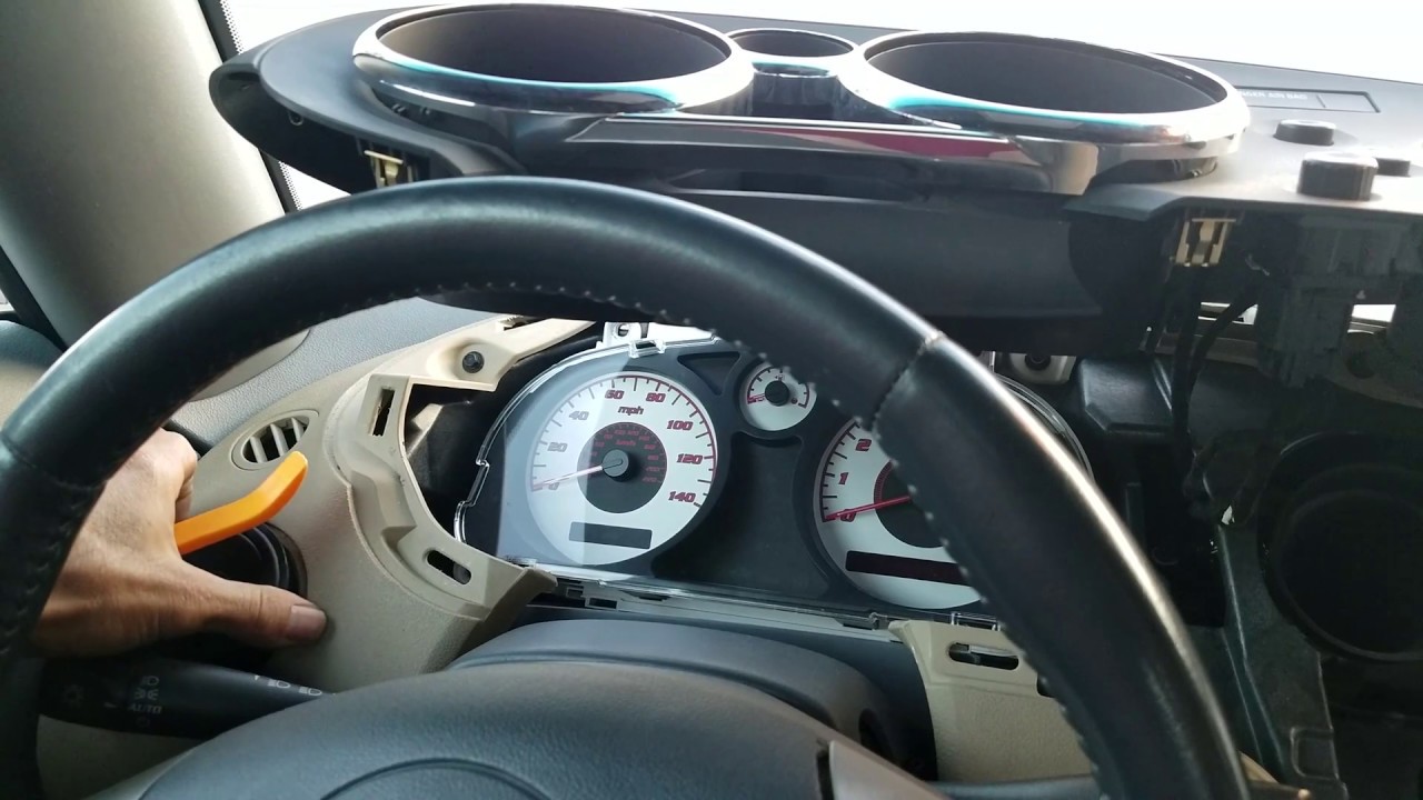 Как снять приборную панель спидометра с автомобиля Pontiac Solstice 2006 года для ремонта.