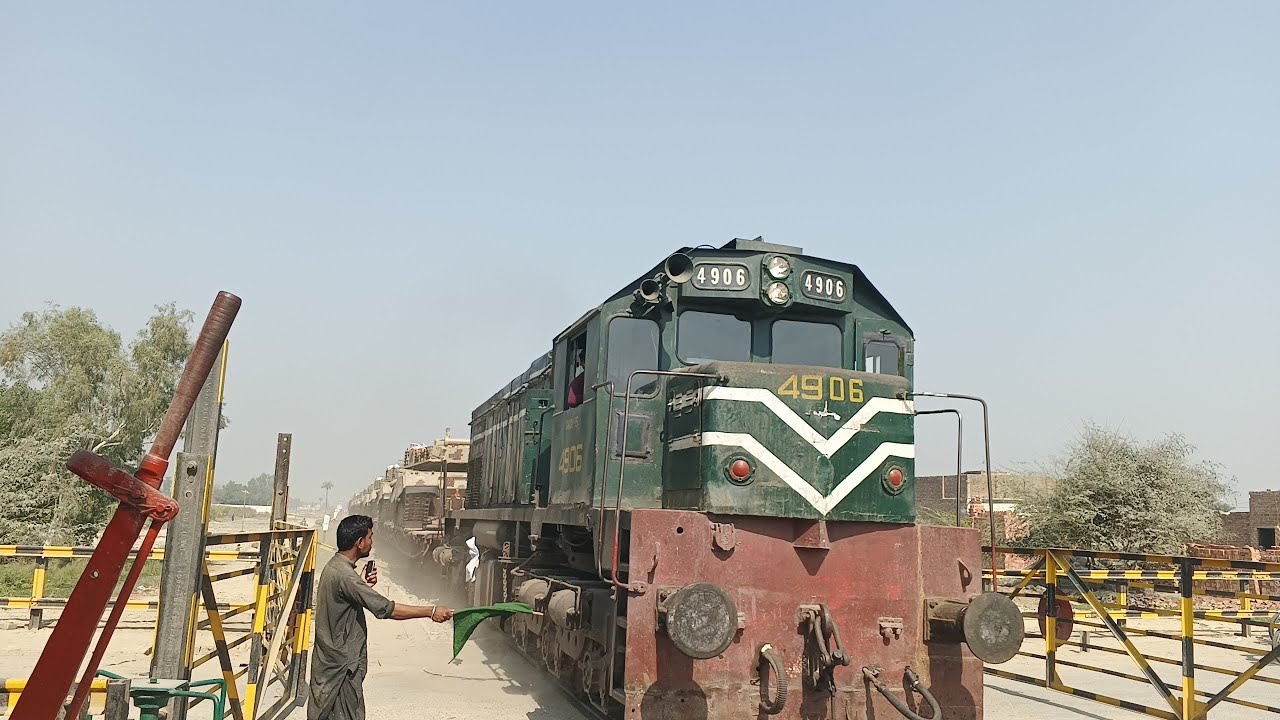 Pakistan Railways Heavy Loaded Military Special Train||With Weak and Little Locomotive Gmcu 15 4906