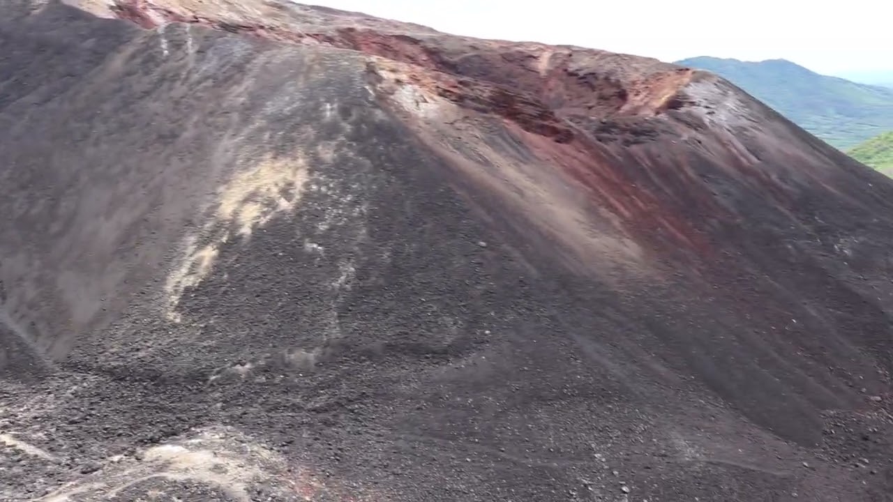 Cr&aacute;ter del Volc&aacute;n Cerro Negro de Nicaragua.